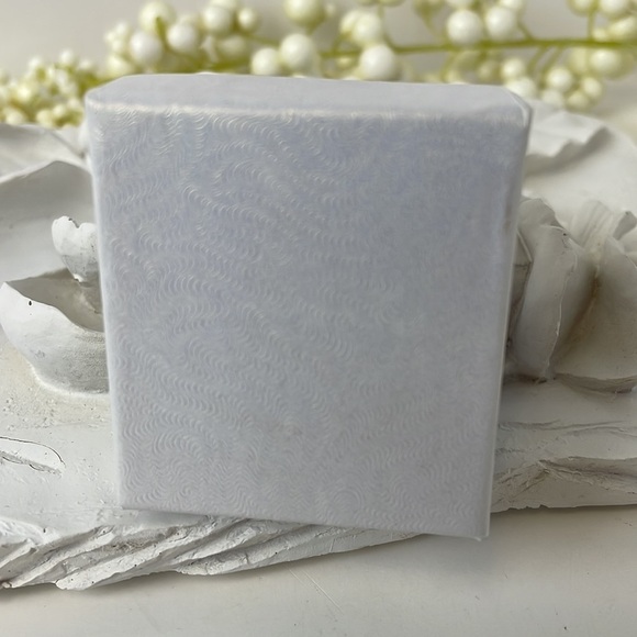 Solitaire Large Size Crystal & Small Crystals On Sides set in Sterling - Picture 13 of 16